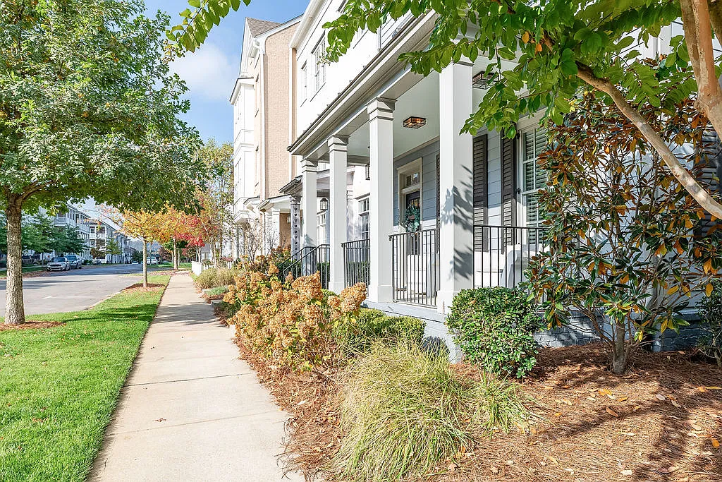 3 bed, 2.5 bath, 2600 sqft, $4,350 — Photo 3