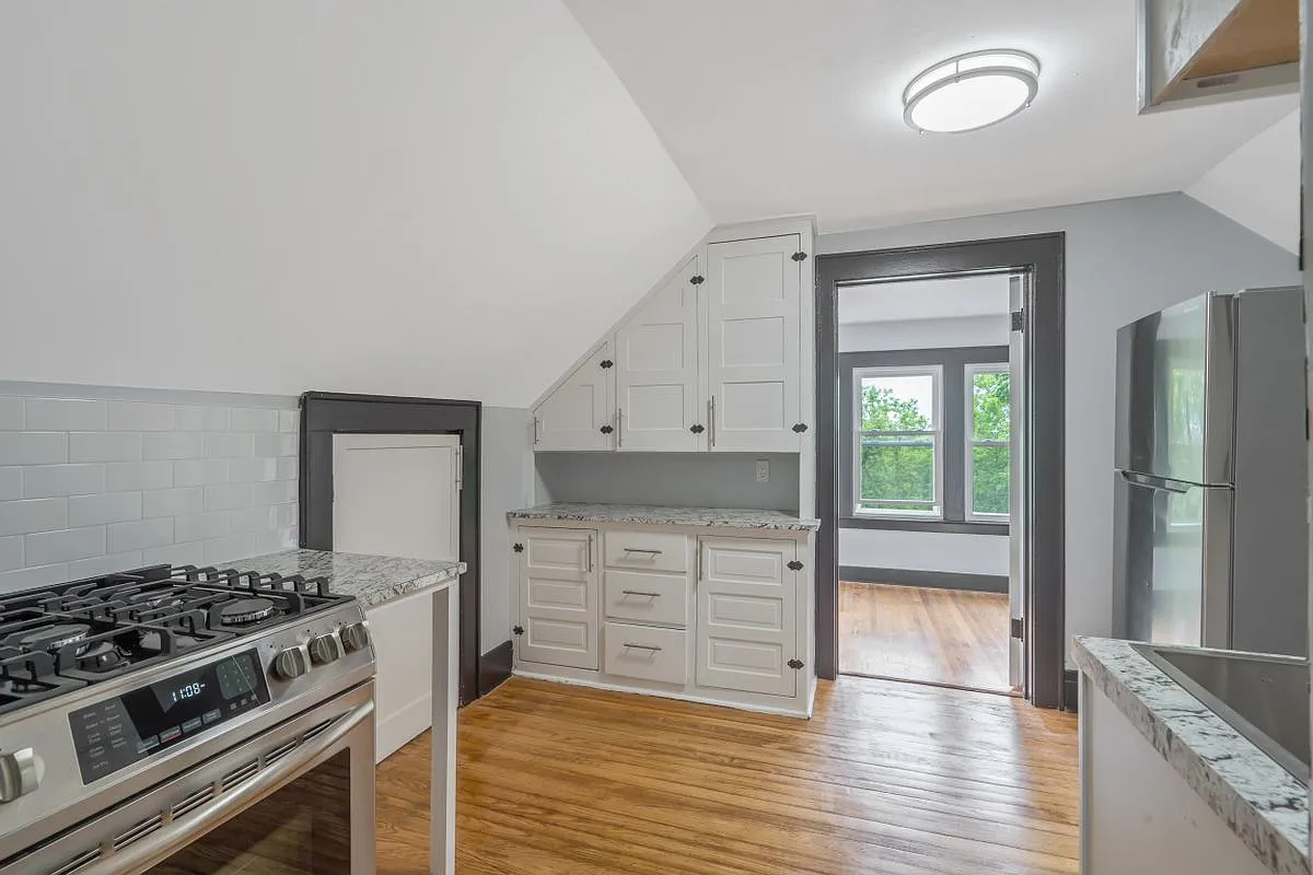 2 bed, 1.0 bath, 1091 sqft, $1,400 — Photo 2