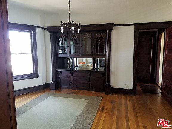 4th image of 2776 S La Salle Ave
