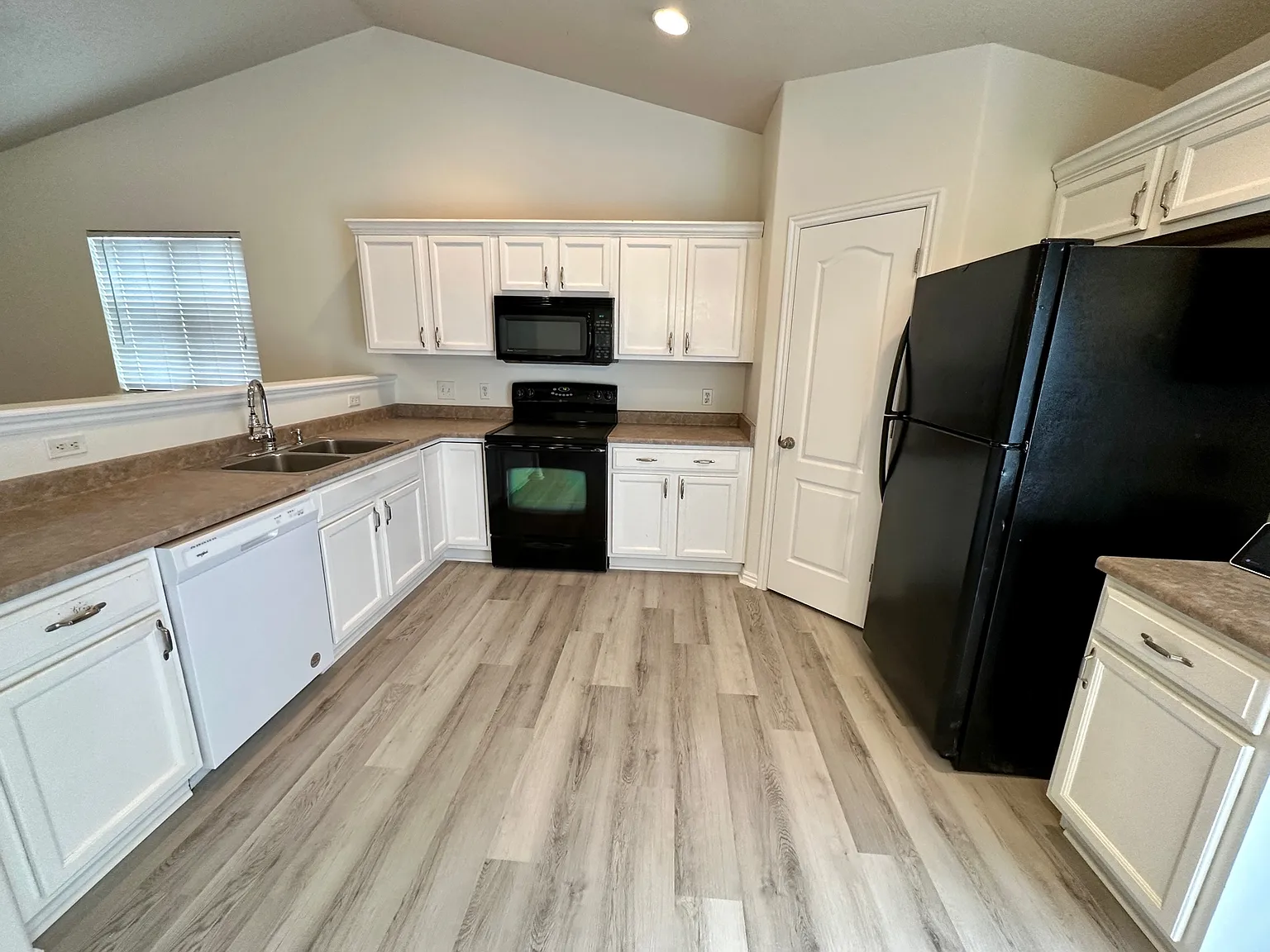 5 bed, 2624 sqft, $2,890 — Photo 3