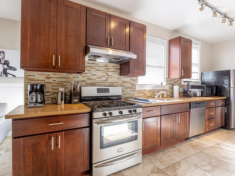653 Minna St #B — Photo 6