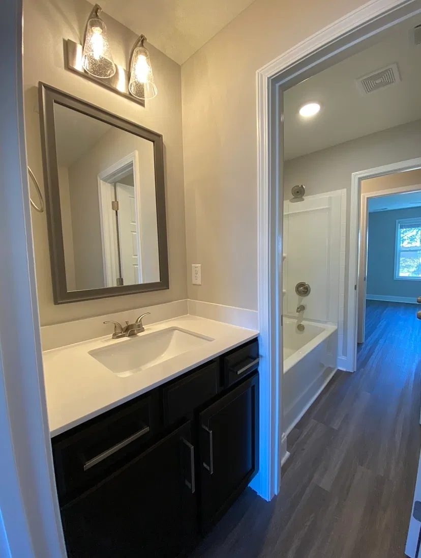 1020 Glenkirk Drive - B — Photo 2