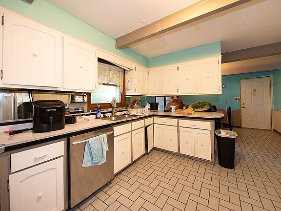 5th image of 104 Caswell St