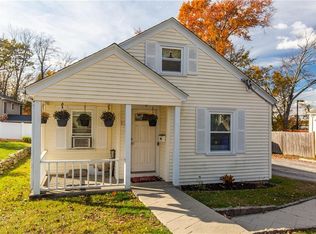 17 Pensaukee Ave, North Providence, RI 02911