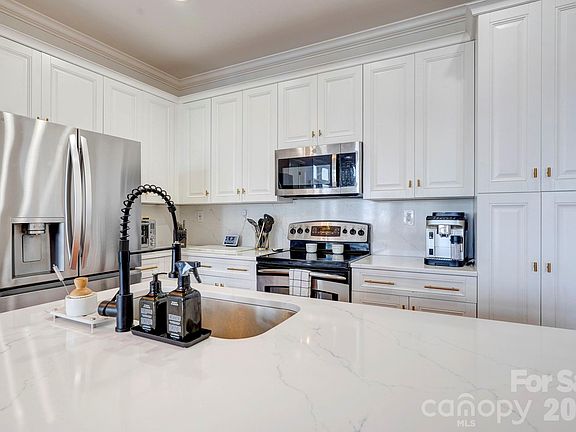 4th image of 230 S Tryon St Unit 1001