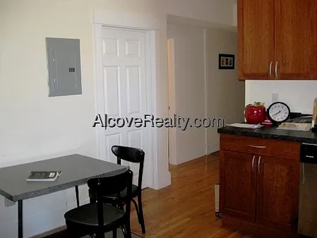 4 bed, 2.0 bath, 1400 sqft, $4,600 — Photo 3
