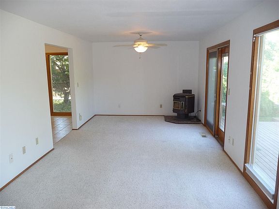 5th image of 2342 Camas Ave