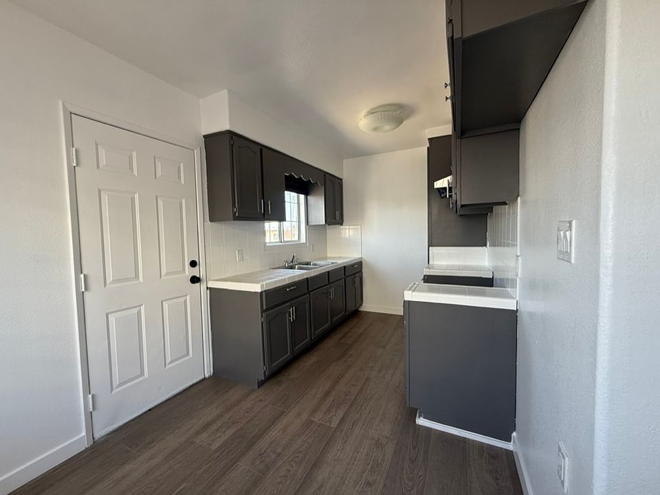 1st image of 934 W 84th St APT 6