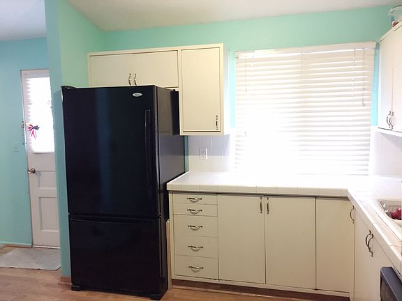 3rd image of 520 W Broadview Dr