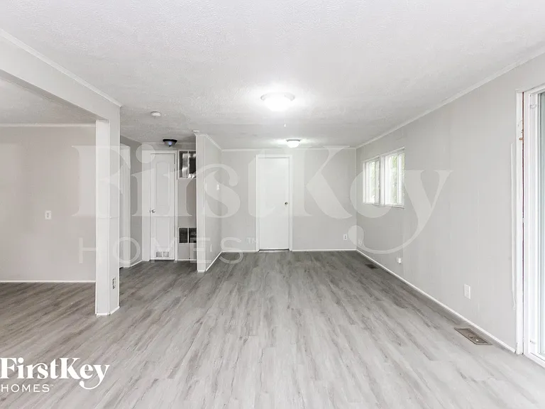 1153 S Chester Ave — Photo 5
