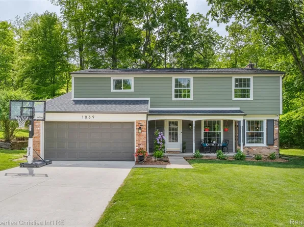 1069 Grace Ct, Northville, MI 48167