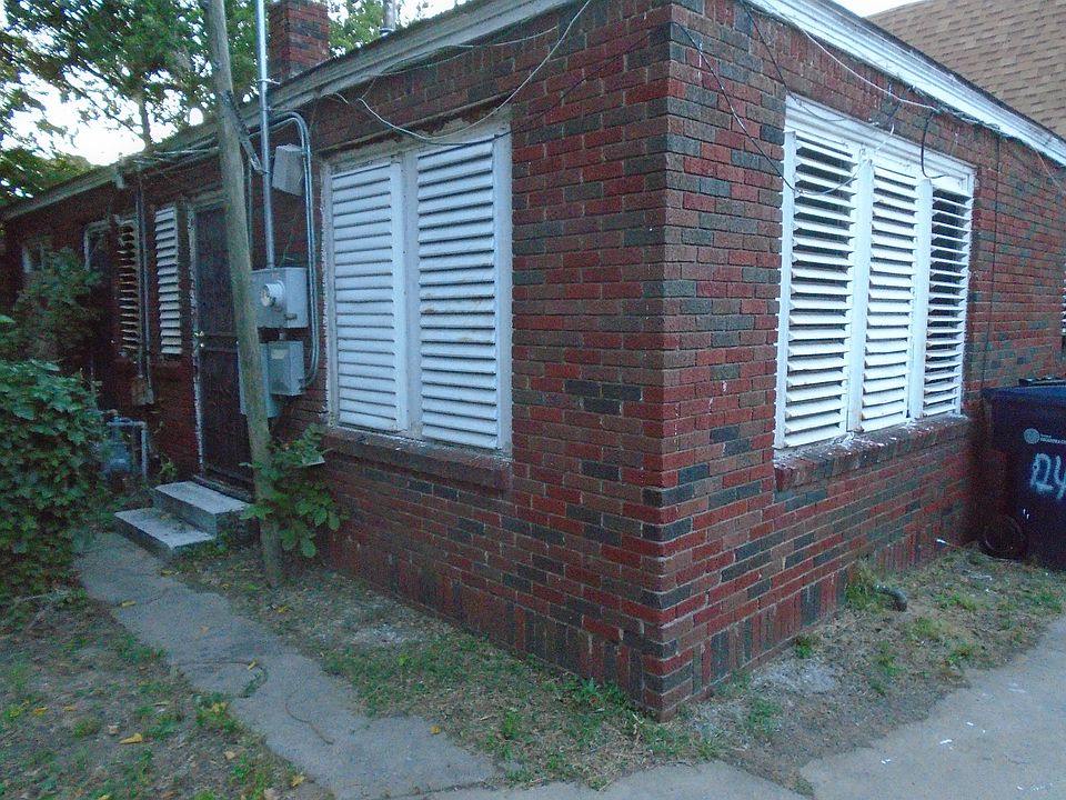 Suuth east rear corner of 124 NW 31st Street.