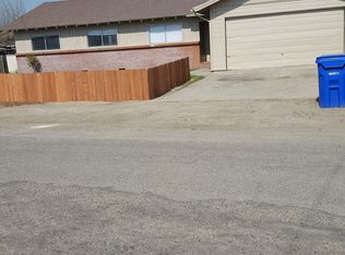 660 La Vida Ave, Porterville, CA 93257