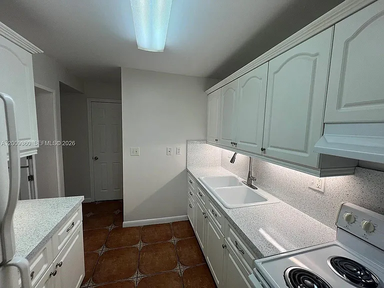 2544 SW 20th St — Photo 8