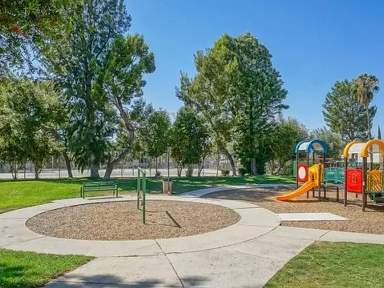 7631 Reseda Blvd — Photo 19