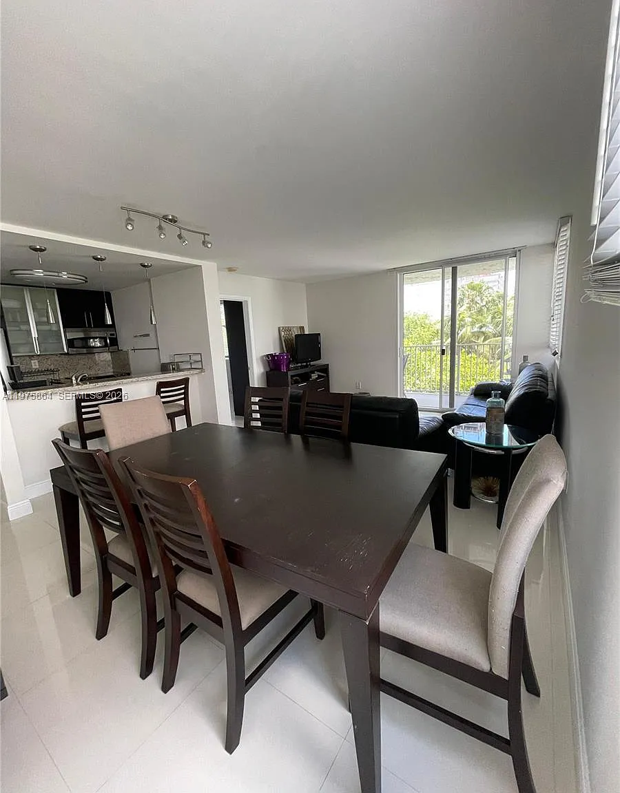 Madison Downtown Condo — Photo 3