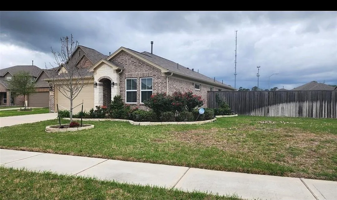 3 bed, 2.0 bath, 1426 sqft, $2,300 — Photo 2