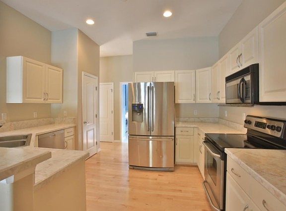 5th image of 4239 Hidden Lake Dr