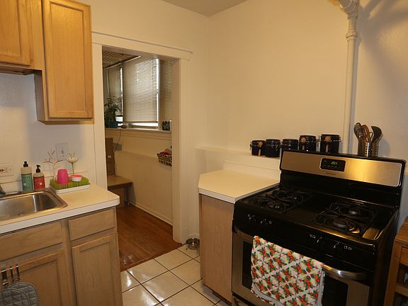 3rd image of 1210 W Montrose Ave #G