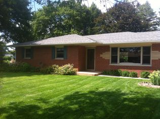 443 Maplewood Dr, Sycamore, IL 60178