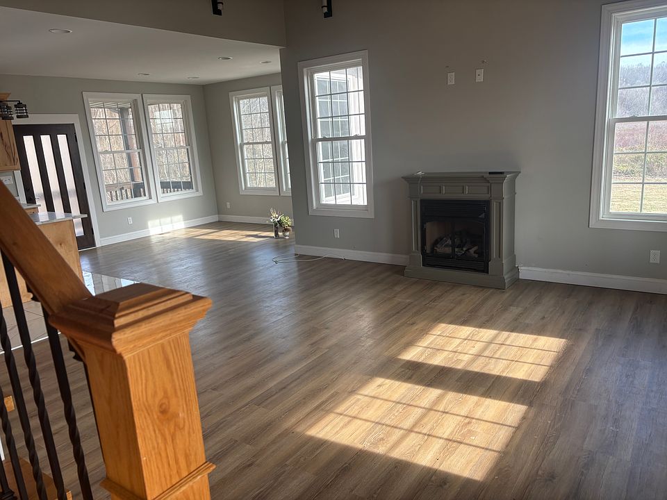 1st image of 70 Sandy Ct W