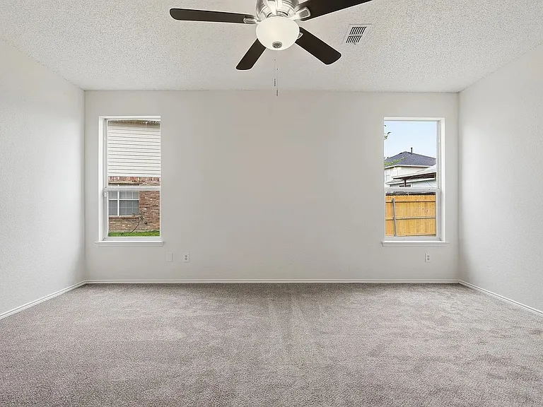 725 Parkford Ln — Photo 5
