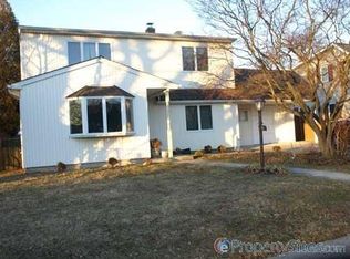 19 Hawk Ln, Levittown, NY 11756