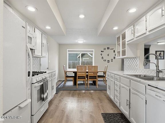 4th image of 4800 Carousel Cir