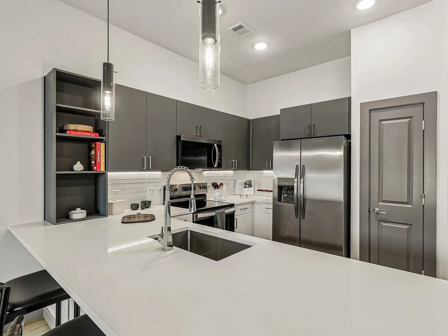 Brand New 1 Bed With Private Yard! 8 Weeks Free, East Side, No Carpet! Amenities Galore, Sleek Fi... — Photo 2