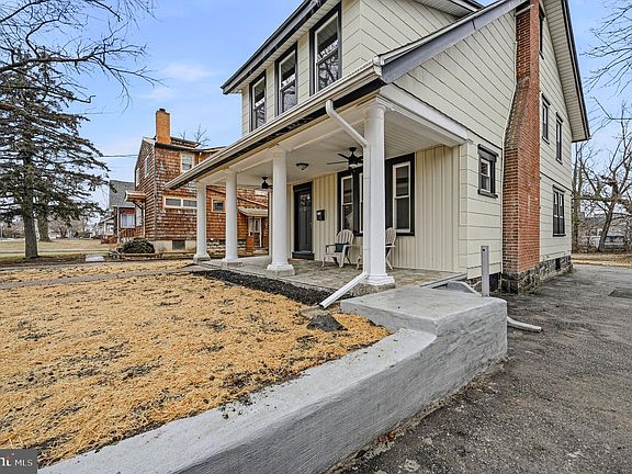 4th image of 2 Franklin Ave