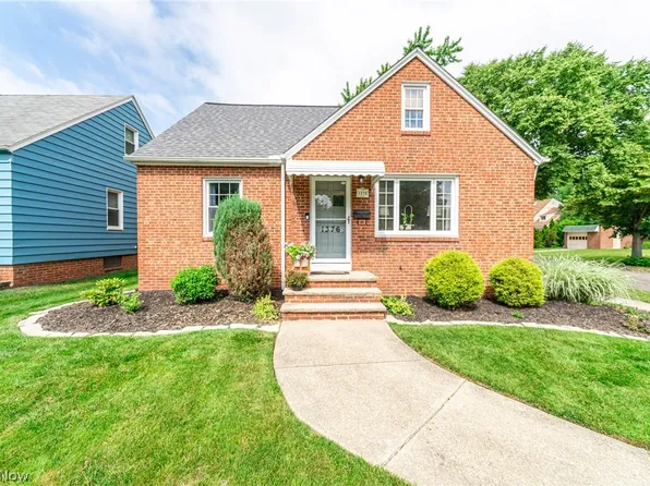 1376 Parkview Dr, Lyndhurst, OH 44124