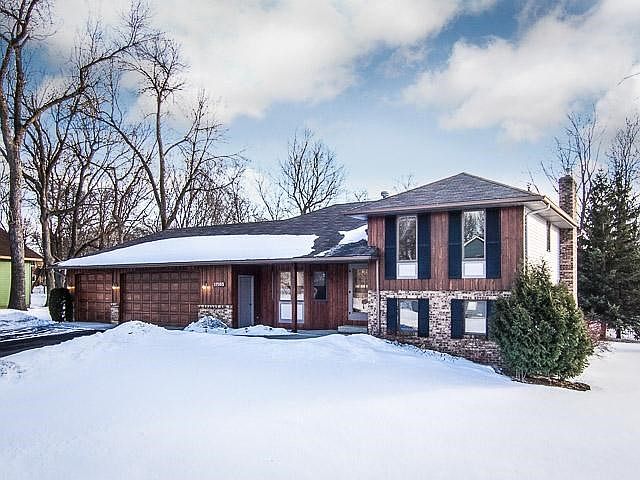 Beautiful listing in Lakeville. Large corner lot, 3 bedroom home with hardwood floors, updated kitch