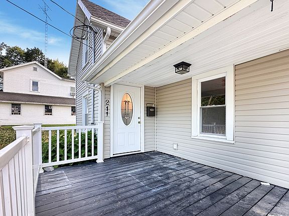 2nd image of 211 Monroe St