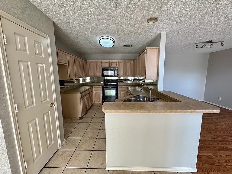 509 Raintree Cir — Photo 4