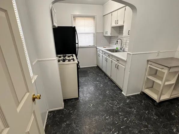 (undisclosed Address), Center Line, MI 48015