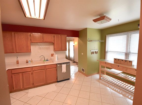 4th image of 16 Carol Ann Dr