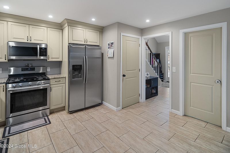 5th image of 3219 William Street