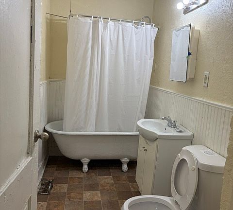 4th image of 612 W 1st St #2