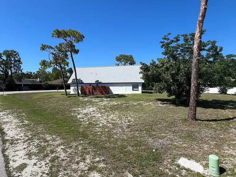 8172 Sanibel Blvd — Photo 32