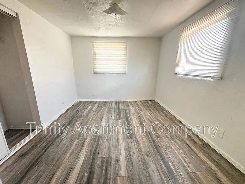 5 bed, 1.0 bath, 1400 sqft, $1,199 — Photo 2