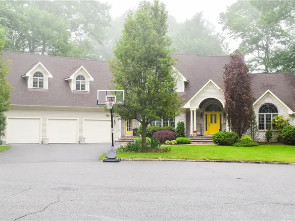 10 Lace Cir, Cranston, RI 02921