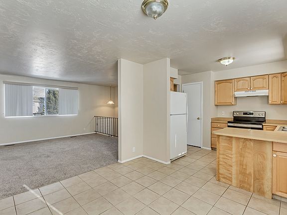 3rd image of 616 E Carmel Dr #U