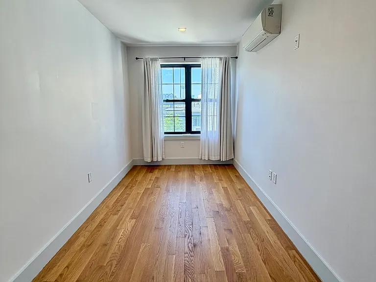 239 Scholes St #2B — Photo 3
