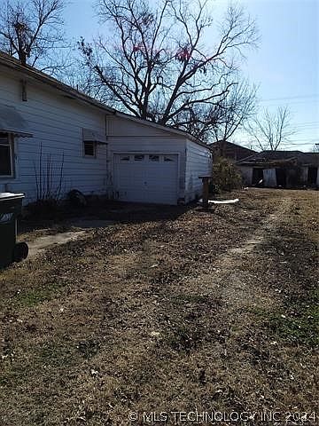 2nd image of 813 E Maple St