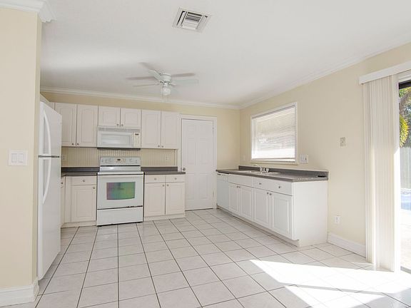 4th image of 444 SE Crosspoint Dr