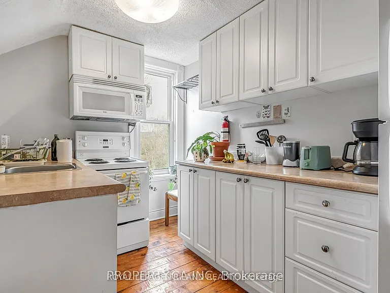 23 Saunby St #B — Photo 5