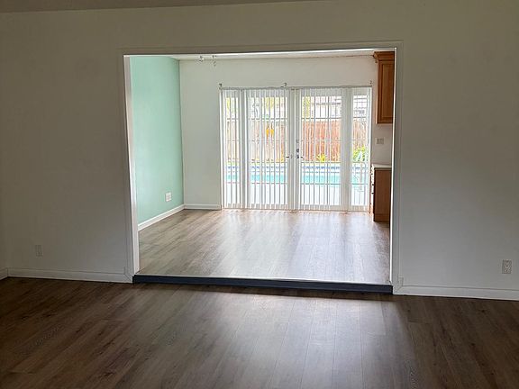 5th image of 128 Swan Pkwy E