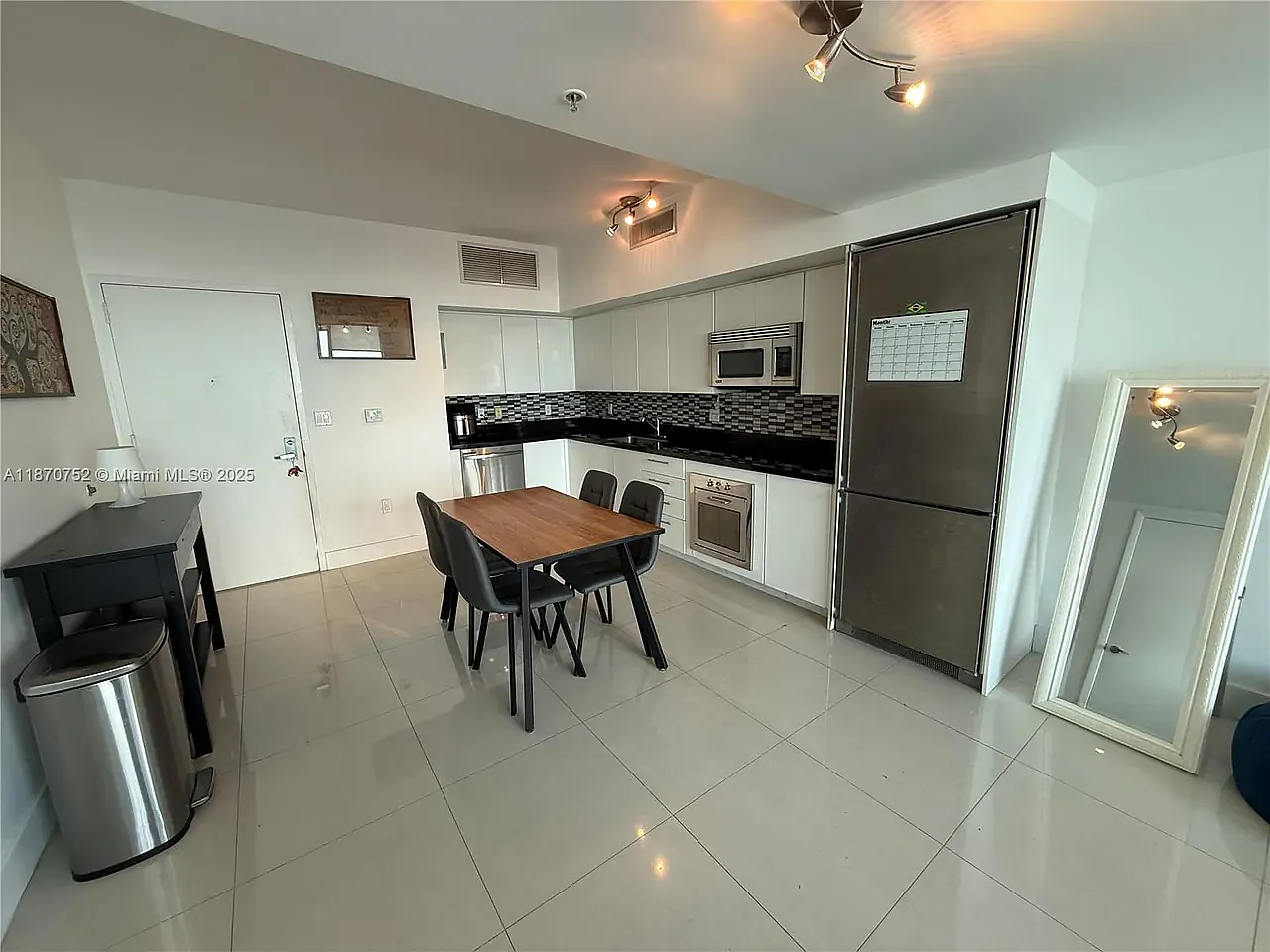 1 bed, 764 sqft, $3,250 — Photo 3