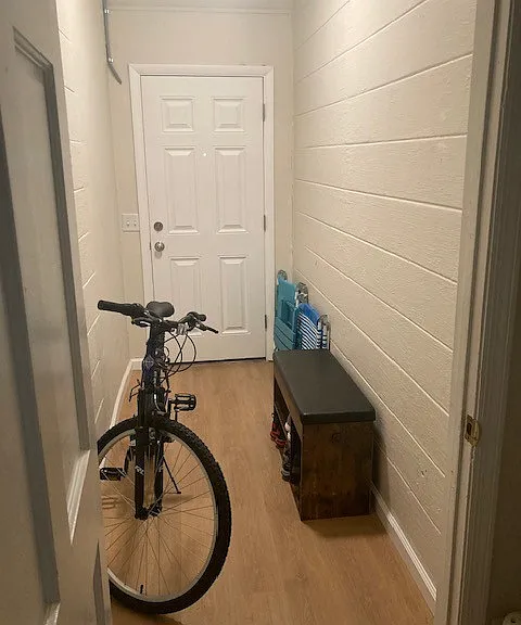 Entry foyer/hallway
