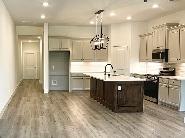605 Cloverleaf Dr — Photo 4